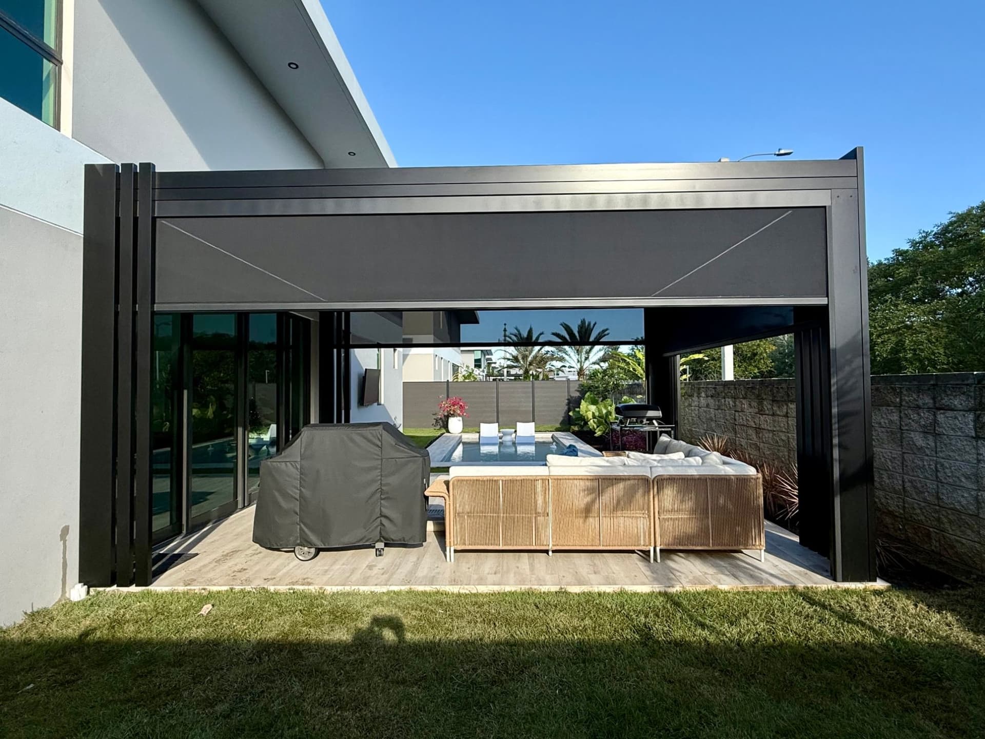 Residencia moderna · cortinas y side shooters